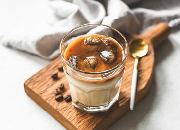 Prepara café cold brew para iniciar el día con energía