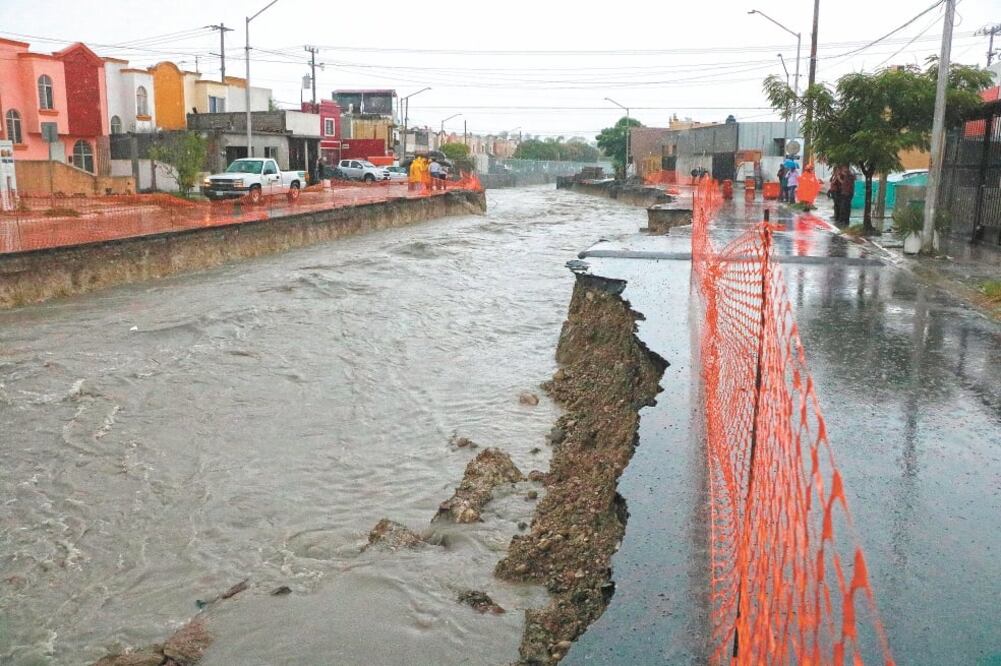 Debido a las crecidas de arroyos, en Nuevo León fueron cerradas diversas vialidades y se anunció que hoy continuará la suspensión de clases. Foto: EMILIO VÁSQUEZ. EL UNIVERSAL