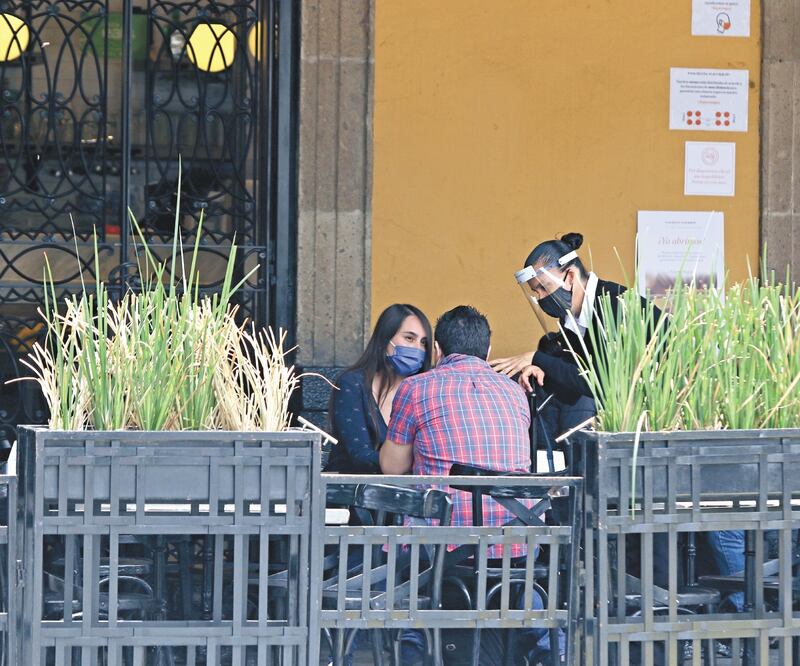 Los locales de venta de comida pueden tener aforo de 30%; los que cuentan con terrazas o enseres al aire libre pueden llenar hasta 40%. Foto: CARLOS MEJÍA. EL UNIVERSAL