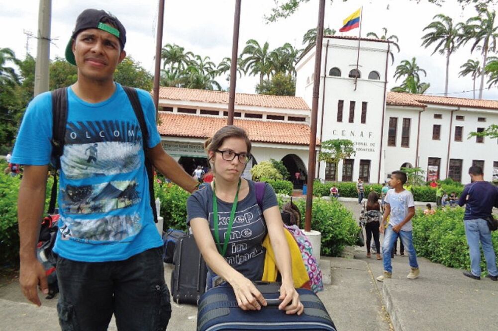 Los novios Isaías Aldana y Karla Apitz se despidieron porque él migró a Colombia.