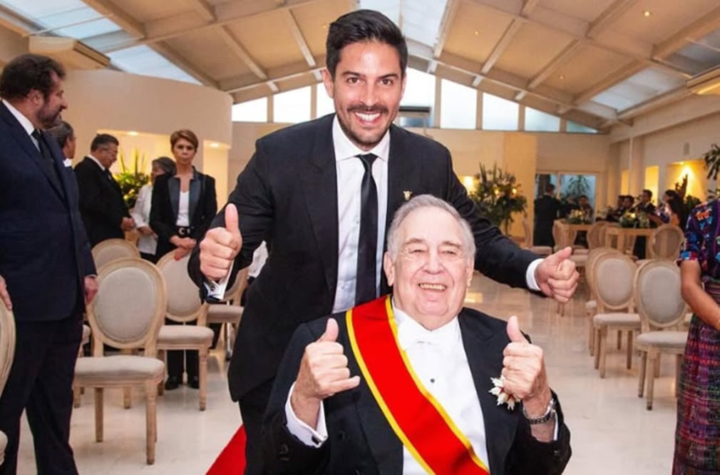 Víctor González Herrera con su padre, el dueño de Farmacias Similares, Víctor González Torres.
Foto: Instagram