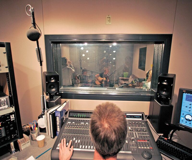 Grupo Coral dice que la Ley de Inversión Extranjera en radiodifusión limita a grupos foráneos a una participación accionaria de hasta 49%. Foto: ARCHIVO EL UNIVERSAL