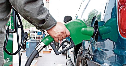 Prepárate para el alza de la gasolina con estos tips para ahorrar combustible 