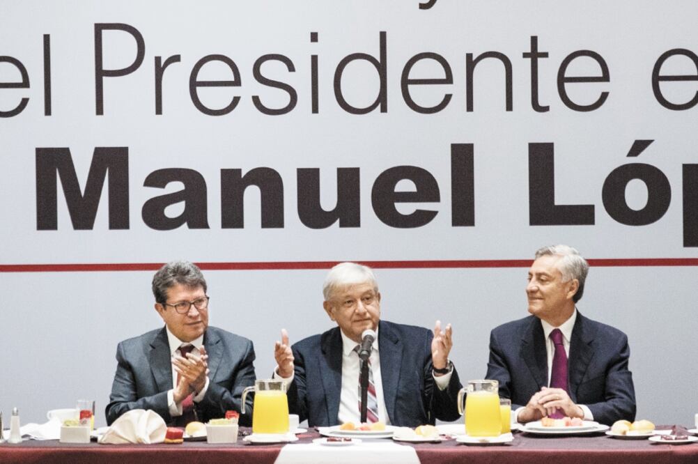 Ricardo Monreal Ávila, próximo coordinador de la bancada de Morena en el Senado; el presidente electo Andrés Manuel López Obrador, y Cristóbal Arias, senador electo, durante el desayuno. Foto: GERMÁN ESPINOSA. EL UNIVERSAL