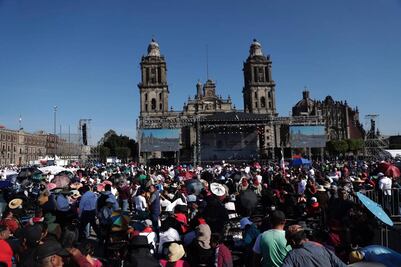 Simpatizantes comienzan a llegar al Zócalo para AMLOfest