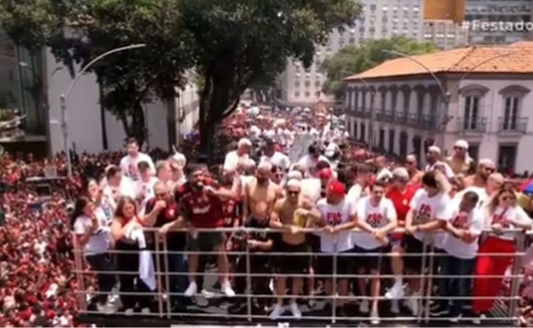 El Flamengo en el desfile festejando los títulos obtenidos esta temporada / Foto: Especiales