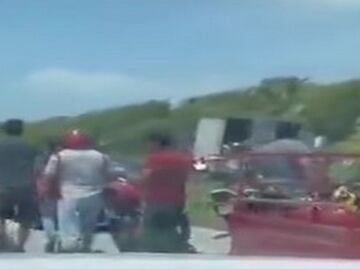 Vuelca camión cargado con galletas y pobladores realizan rapiña en Campeche