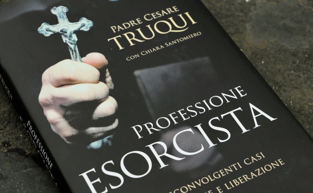 El libro "Profesión exorcista" recoge las experiencias del sacerdote César Truqui. Foto: Notimex