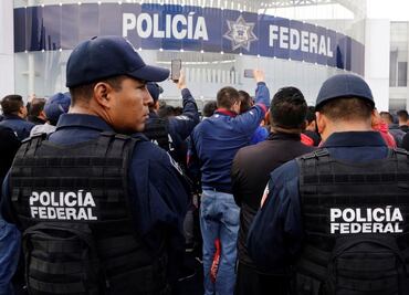 Officers from the Federal Police riot and threaten blockades to protest the National Guard