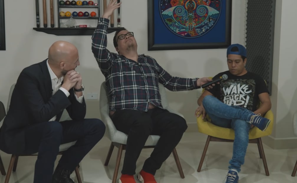 El hipnotista John Milton realizó un ejercicio mental para ver el fututo junto a Franco Escamilla y Paco Maya. Foto: Captura de pantalla YouTube
