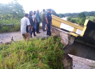 Colapsa puente vehicular por fuertes lluvias en Putla de Guerrero, Oaxaca