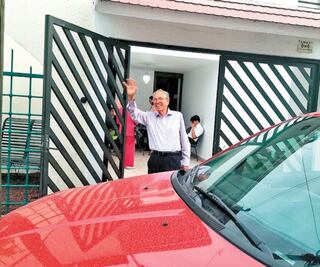 Festejan desde el cielo a adultos mayores en Satélite