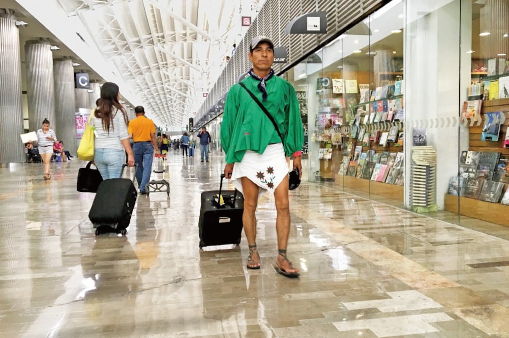 De paso por el Aeropuerto Internacional de la Ciudad de México, el atleta indígena conversó con EL UNIVERSAL sobre sus ajetreados y constantes viajes como deportista. (Fotos: ÍÑIGO ARREDONDO)