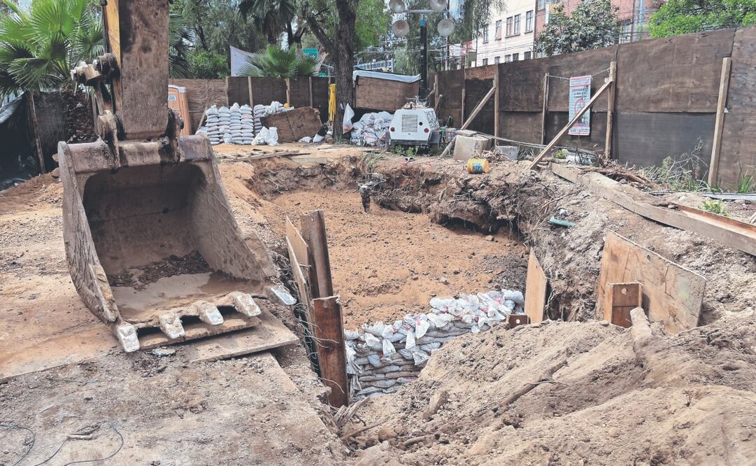 El camellón donde se realizan los trabajos está cercado por tablas de madera para que los curiosos no se acerquen a la zona. Foto: de RAFAEL GARCÍA. EL UNIVERSAL