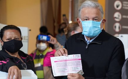 Como lo anunció, AMLO escribe “¡Viva Zapata!” en boleta de revocación de mandato