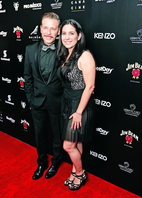 Bernal y Tiaré Escanda en la alfombra de la entrega de los premios Canana (LUIS CORTES. EL UNIVERSAL)