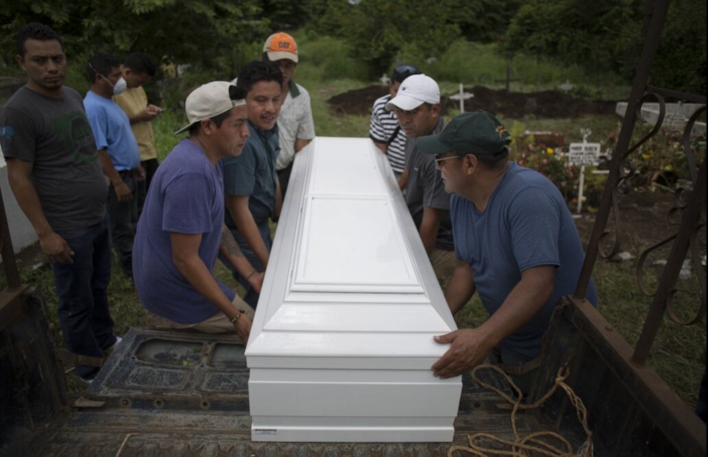 A 101 ascendió el número de fallecidos tras la violenta erupción el pasado domingo del volcán de Fuego en Guatemala, tras el hallazgo de un cadáver y la muerte de un hombre en un hospital debido a las graves quemaduras. Foto AP