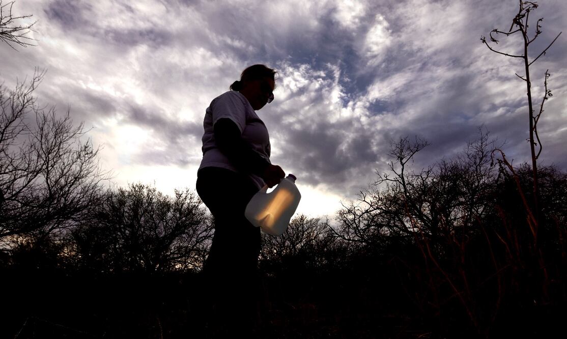 Integrantes de organizaciones sociales de Arizona se han organizado para dejar galones de agua en el desierto fronterizo con México. Foto: Valente Rosas/EL UNIVERSAL