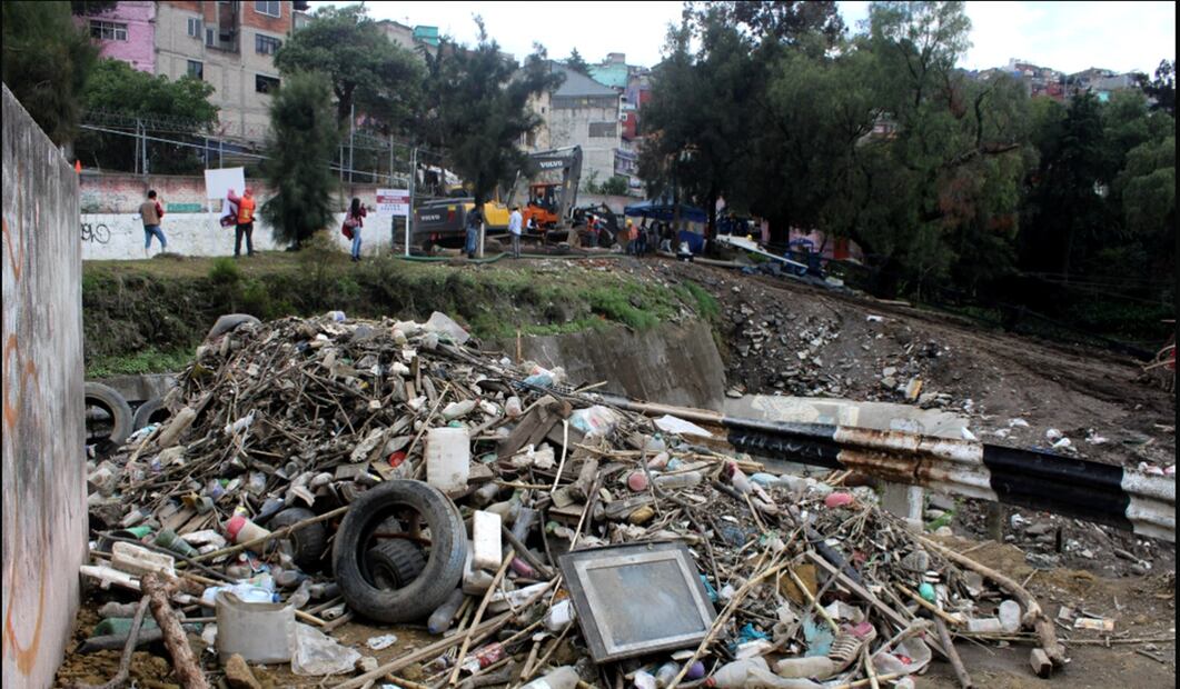 Autoridades continúan con la jornada de limpieza y de salud en la Colonia San Rafael de Chamapa, Naucalpan, el lunes 23 de junio de 2025, tras el desborde de la presa Los Cuartos. Foto: Darío Luna/EL UNIVERSAL