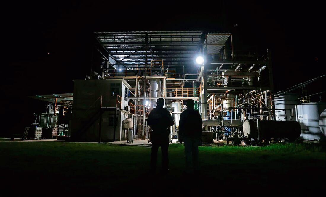 En el inmueble había cinco contenedores con capacidad para 80 mil litros de petróleo crudo y tres más instalados en un cerro. Foto: Gabriel Pano / EL UNIVERSAL