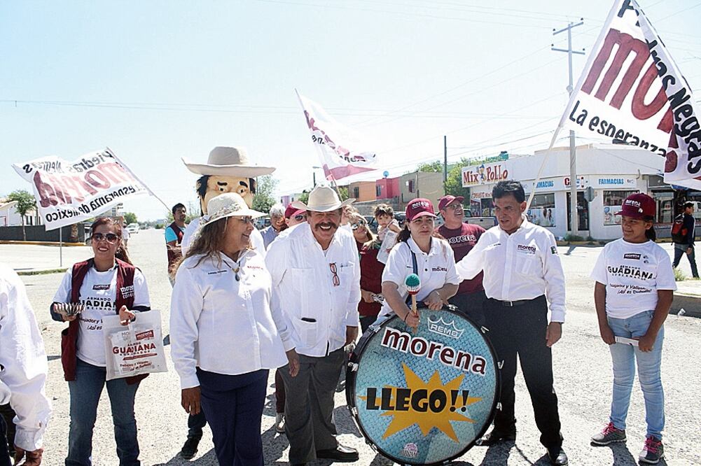Armando Guadiana, de Morena, visitó colonias de Piedras Negras. Aseguró que su prioridad será dotar de seguridad a las familias. Prometió aumentar los salarios de elementos de seguridad. (FRANCISCO RODRÍGUEZ. EL UNIVERSAL)