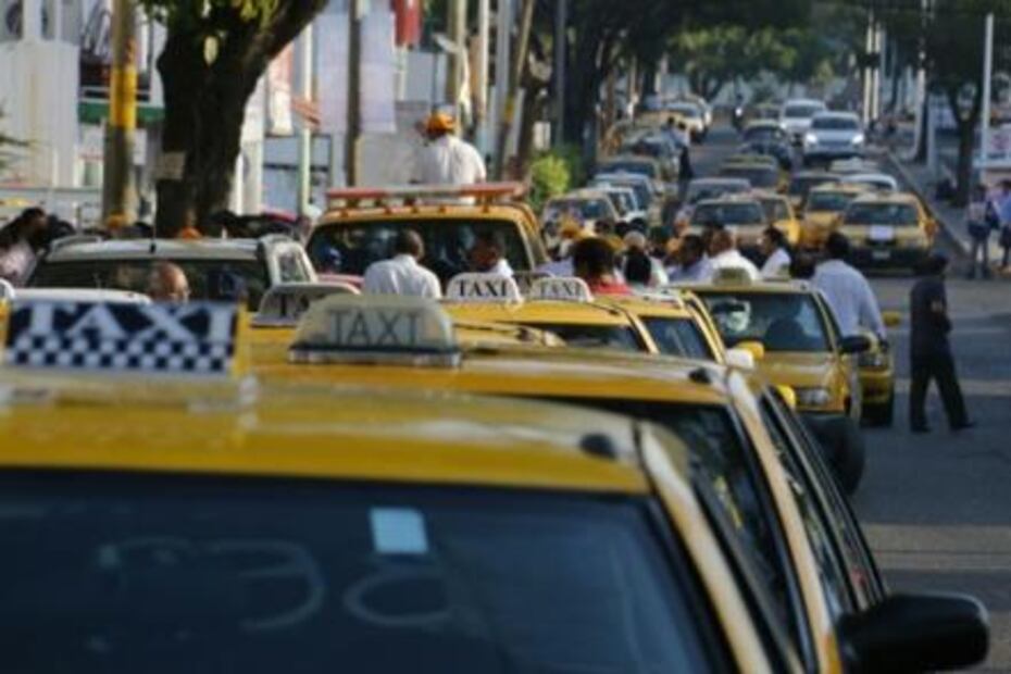 Taxistas bloquean accesos a Villahermosa; exigen retiro de Uber