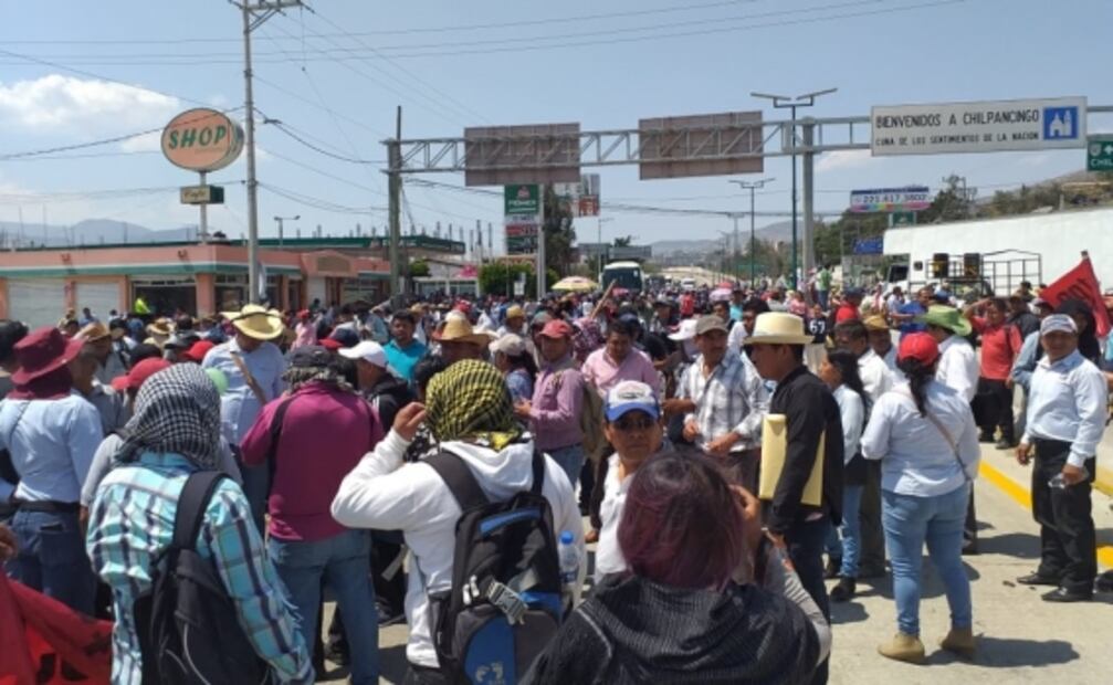 Maestros bloquean Autopista del Sol en Chilpancingo