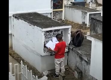VIDEO. Niño visita tumba de su madre para mostrarle sus calificaciones en Ecuador