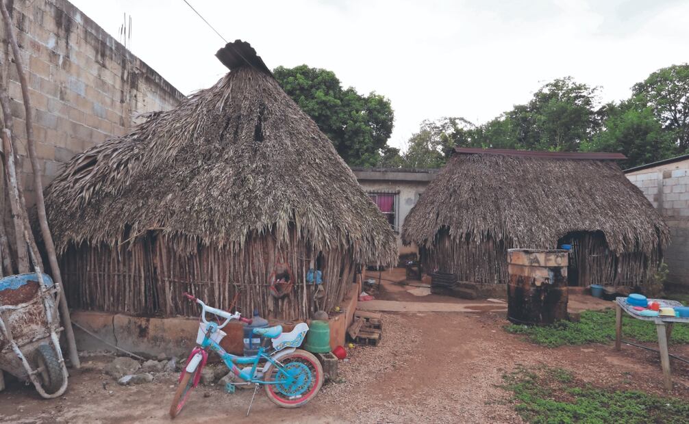 Los habitantes de Xohuayán, municipio de Oxkutzcab, viven en casas pequeñas construidas con paja y láminas, y en las cuales habitan varios miembros de una familia. Foto: de Yazmín Rodríguez