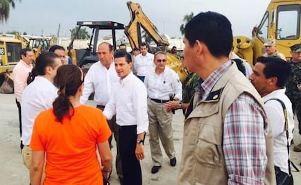 Peña recorre zona afectada por tornado en Acuña