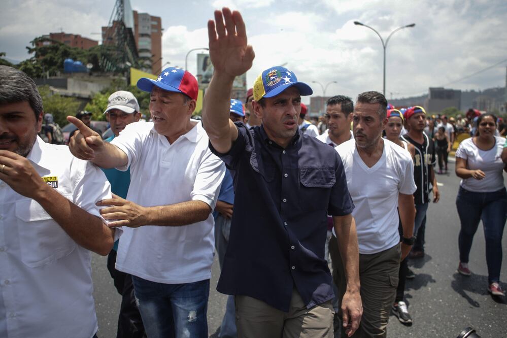 El gobernador del estado de Miranda, Henrique Capriles (c), dirige una manifestación en Caracas. (Foto: EFE)