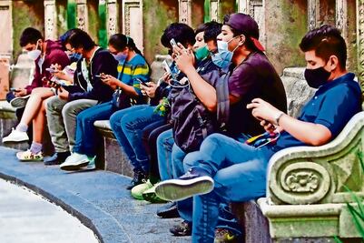¿Dejarías todo... menos tu celular? Encuesta revela qué tan dependientes son los millennials y los centennials