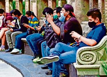 ¿Dejarías todo... menos tu celular? Encuesta revela qué tan dependientes son los millennials y los centennials