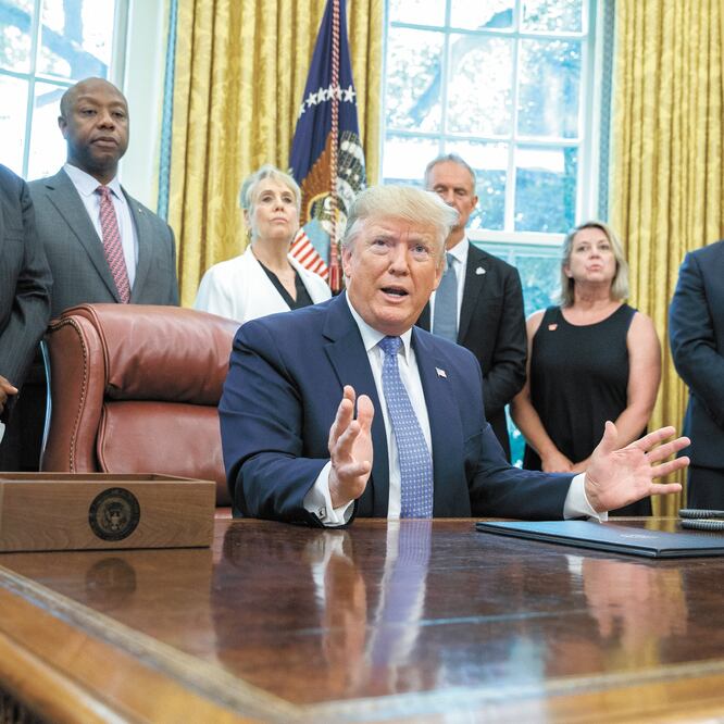 Donald Trump, presidente estadounidense, ayer en el Despacho Oval de la Casa Blanca, en Washington. EVAN VUCCI. AP