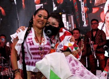 Regresa saxofonista Elena Ríos a la Guelaguetza de la mano de Lila Downs
