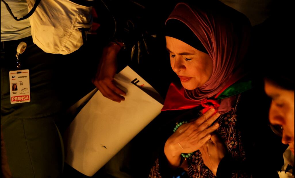 Activistas y periodistas realizaron una vigilia al pie del Ángel de la Independencia, en la Ciudad de México, en memoria de los comunicadores asesinados en la Franja de Gaza, tras un ataque dirigido de Israel, el 13 de agosto de 2025. Foto: Carlos Mejía/EL UNIVERSAL