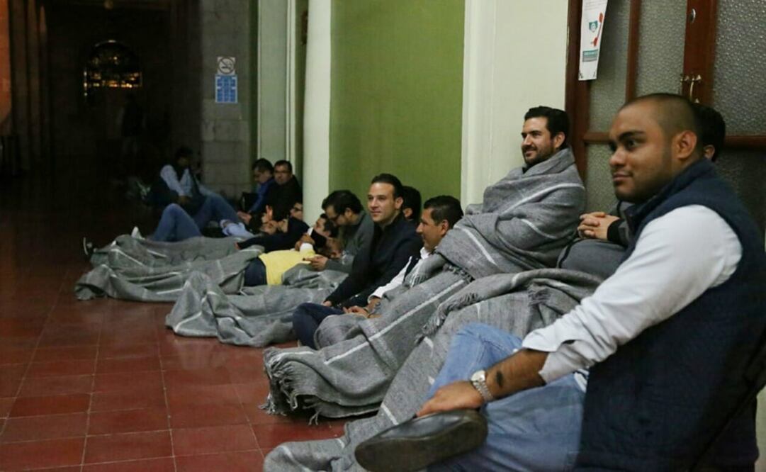 Los alcaldes anunciaron que impedirán este lunes el ingreso de los trabajadores del Estado. (Foto: Paty Morales/El Universal)