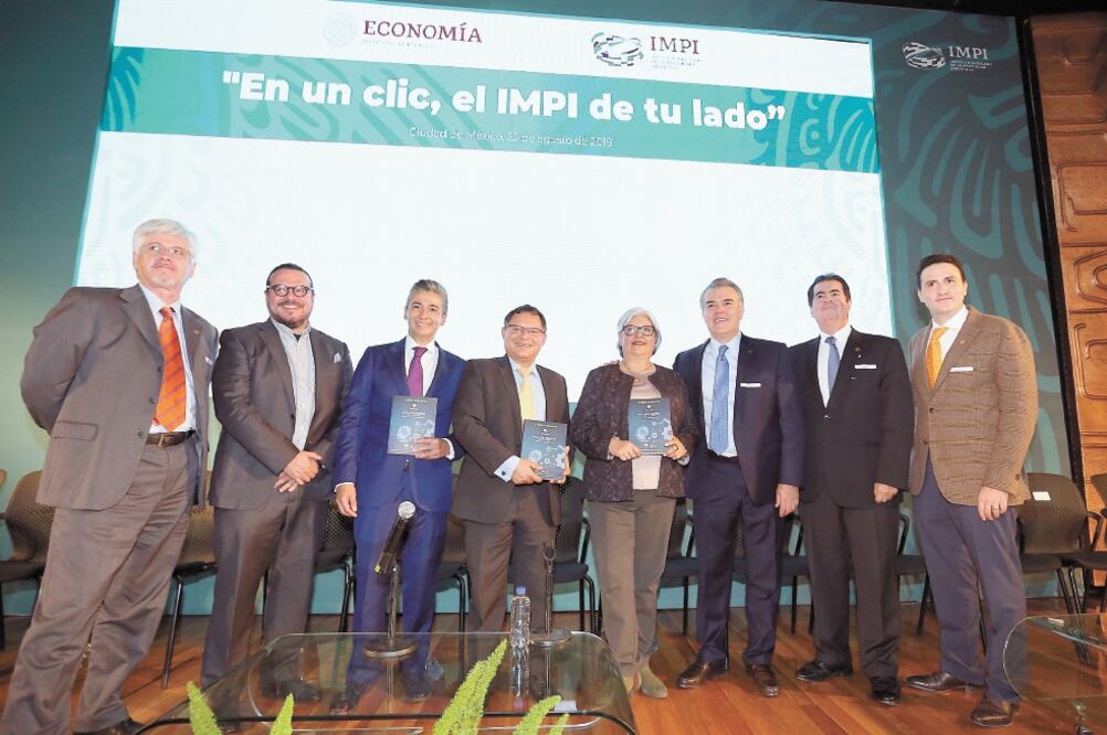 La secretaria de Economía, Graciela Márquez (centro), acompañada de integrantes del IMPI, reveló que el gobierno dispersará recursos de muchos programas en esta segunda mitad del año. Foto/CORTESÍA