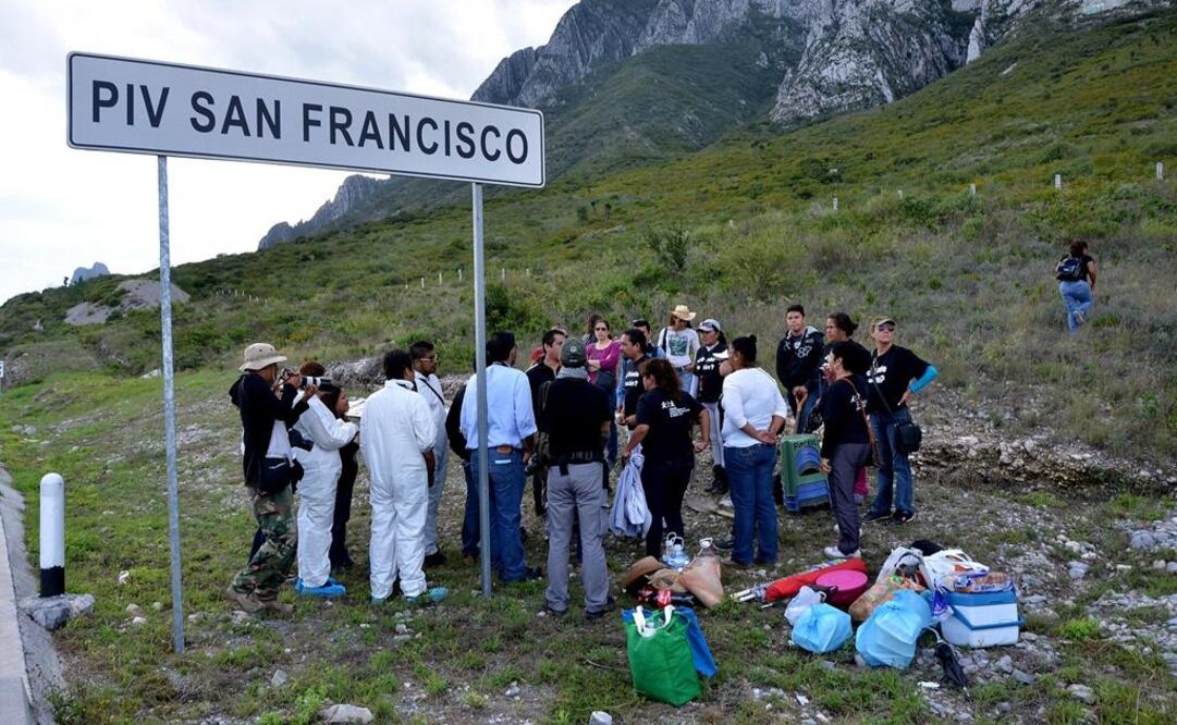 Members of the NGO FUNDENL search human remains in the hills surrounding Santa Catarina. (Photo: Emilio Vázquez / EL UNIVERSAL) 