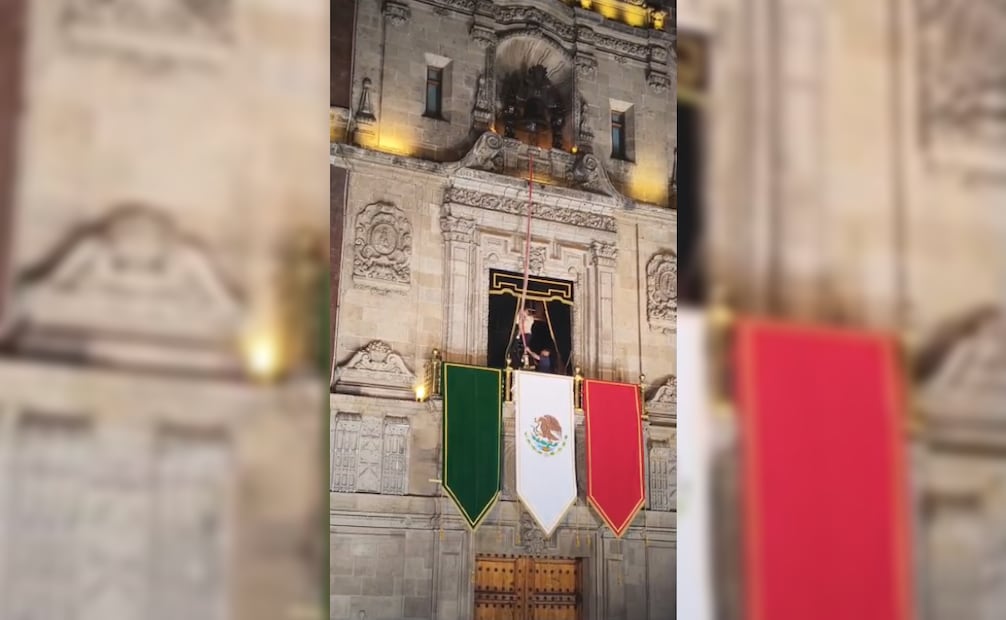 Funcionarios alistan campana y atril antes del segundo Grito de Independencia de la presidenta de México, Claudia Sheinbaum. Foto: Captura de pantalla