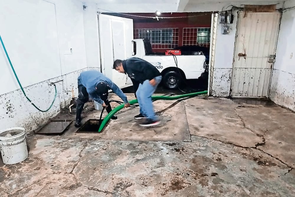 Protección Civil y el organismo de agua de Atizapán supervisaron los domicilios afectados. Foto: Especial