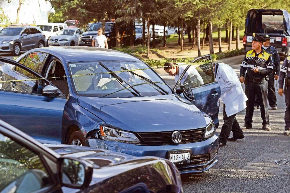 La violencia se desató en las calles de la Ciudad de México, donde las muertes por robo a cuentahabiente protagonizaron el derramamiento de sangre, por lo que la procuraduría capitalina realiza las investigaciones conducentes (ARMANDO MARTÍNEZ)