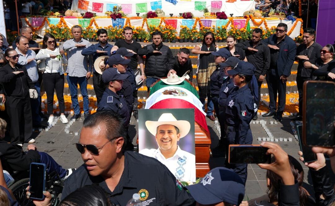 Entre indignación y reclamos despiden a Carlos Manzo, alcalde de Uruapan asesinado durante festival. Foto: AP