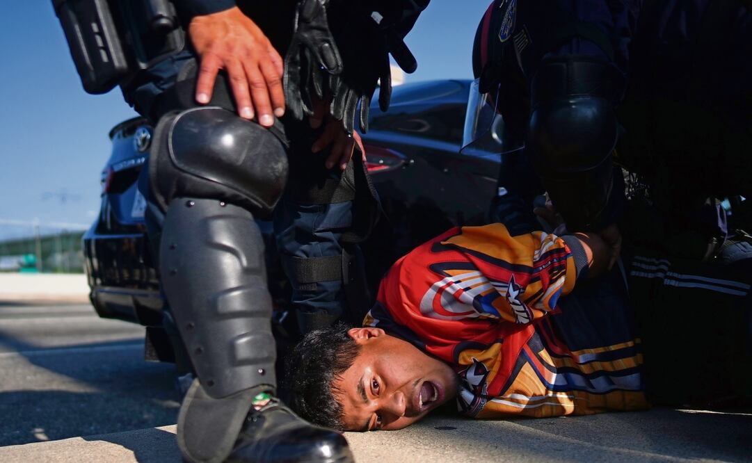 Un manifestante es arrestado en la vía California Patrol, cerca del edificio federal, en el centro de Los Ángeles. Foto: Eric Thayer / AP