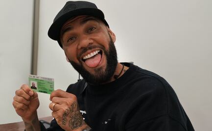 "¡Bienvenido!": Dani Alves visita oficinas del INM; recibe residencia mexicana