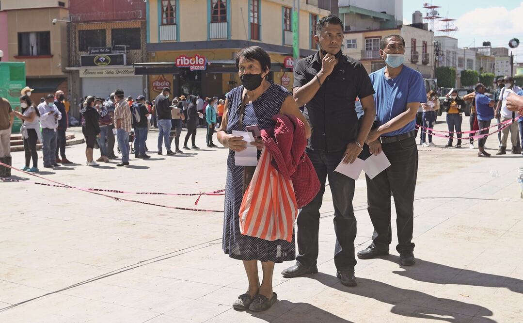 Cientos de pro pieta rios de negocios en el centro de Tula hicieron fila para presentar una lista de bienes afectados. Foto: Especial