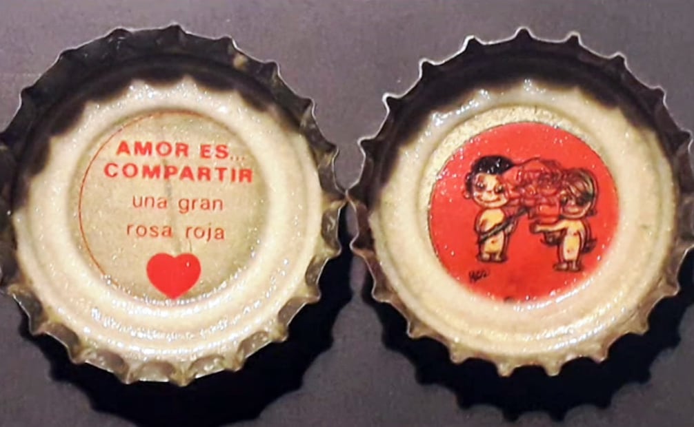 Corcholatas de Coca Cola con la campaña “Amor Es… Compartir”, de los años 70. La frase dice “Amor Es… Compartir una gran rosa roja”. Foto: Captura de Pantalla/Jimmy Coke/YouTube/ESPECIAL.