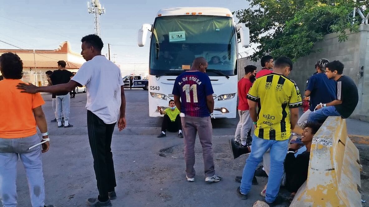 Un grupo de migrantes protestan en el Puente Internacional Zaragoza para evitar que agentes de migración los suban a un camión y los regresen a Tapachula, Chiapas. Foto Especial