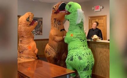 Pareja aficionada a Halloween se casa disfrazada de dinosaurios en EU