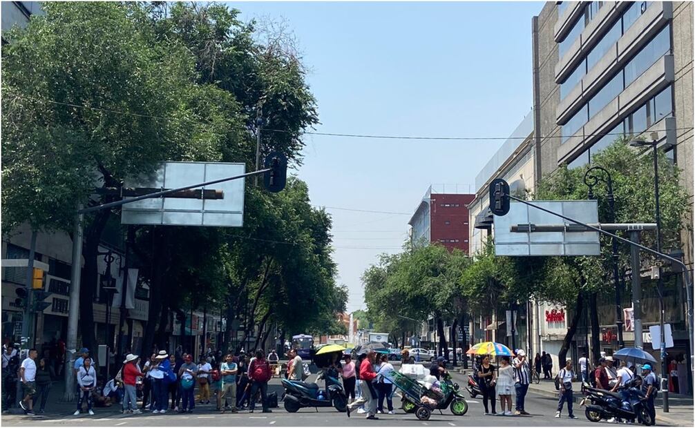 Bloqueo en el cruce de Izazaga y Tlaxcoaque por comerciantes indígenas de la Ciudad de México. Foto: Especial